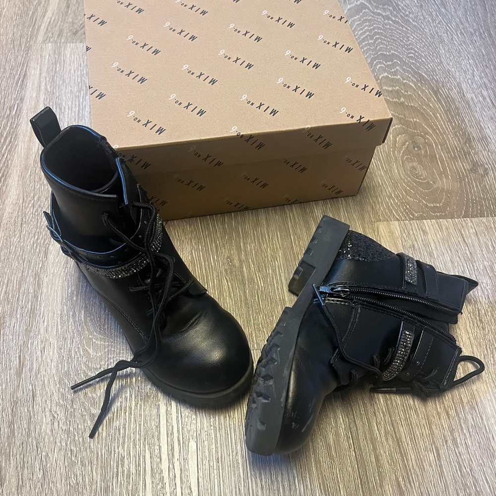 ⭐️Used little kids combat boot size 13⭐️